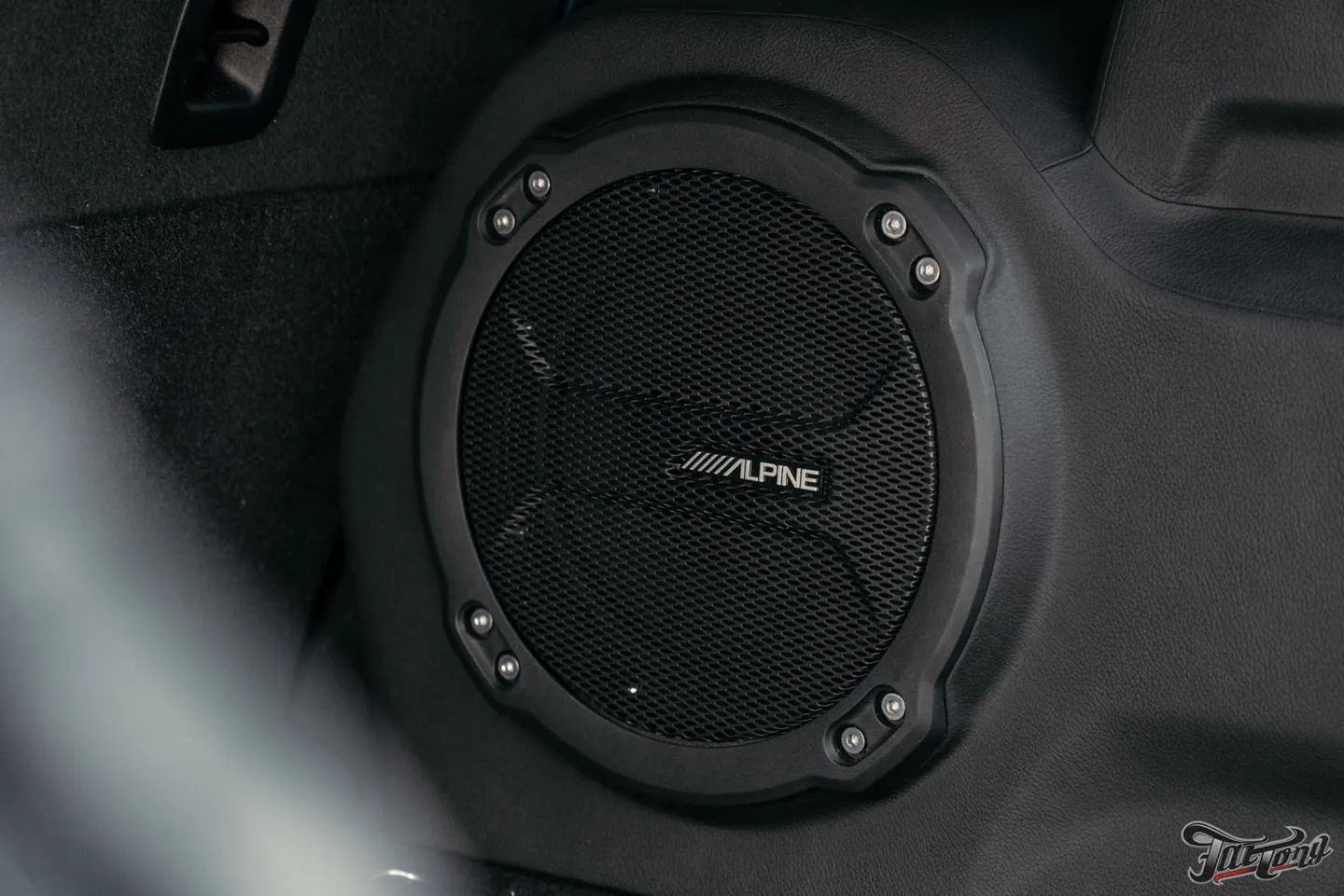 Прокачали Jeep Wrangler Rubicon, часть 2: установка цветных ремней безопасности, доработки по кузову. Как выглядит автомобиль после всех работ?